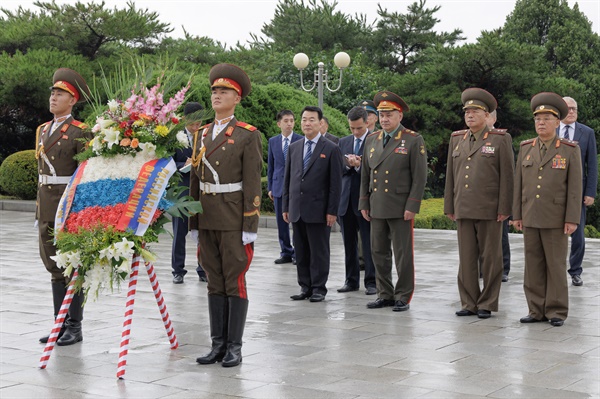 세르게이 쇼이구 러시아 국방부 장관(오른쪽 세 번째)이 북한 해방기념비 헌화식에 참여하고 있다. 