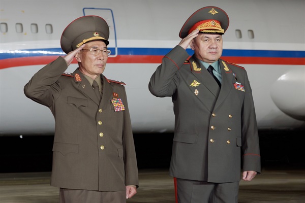 세르게이 쇼이구 러시아 국방장관(사진 오른쪽)이 25일 북한 평양 순안국제공항에서 조선인민군 의장대가 참가한 러시아 대표단 공식 상견례 행사에 참석하고 있다.