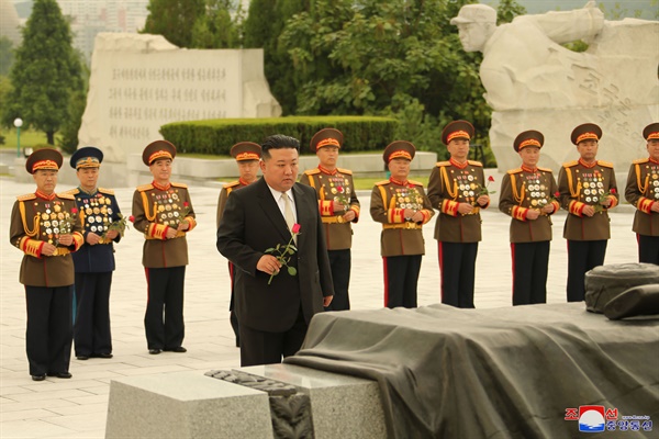 김정은 북한 국무위원장이 6.25전쟁 정전기념일 70주년인 27일을 앞두고 열사묘 참배 등 '전승절' 행보를 본격화했다. 조선중앙통신은 김 위원장이 지난 25일 조국해방전쟁 참전 열사묘를 찾았다고 26일 보도했다.

