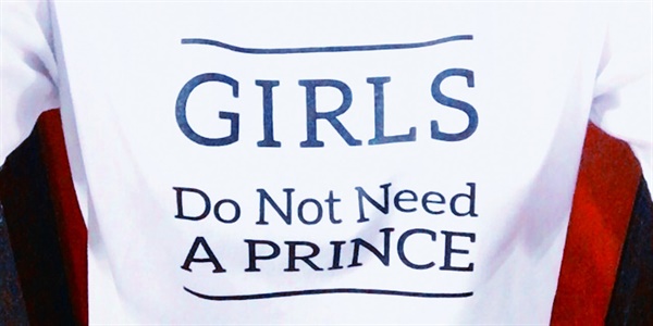  김자연 성우가 올렸던 페미니즘 지지 티셔츠. 'GIRLS Do Not Need A Prince(공주에게 왕자가 필요하지 않다)'라는 문구가 담겼다.