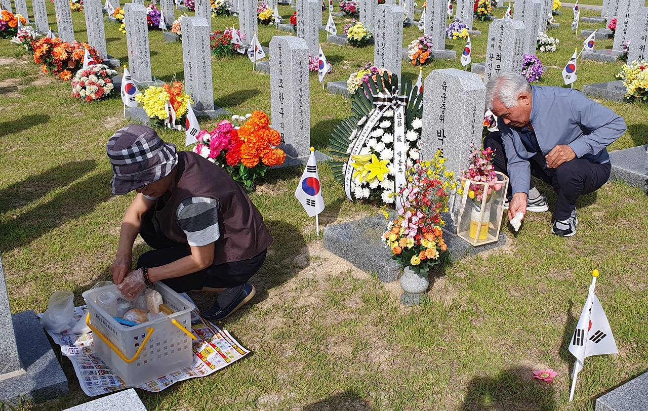 박종우의 아버지와 어머니가 현충일을 앞둔 6월 4일, 대전 현충원에 묻혀 있는 아들을 찾았다. 부모는 아들의 사망 후 4년 동안 쉬지 않고 싸웠지만 완벽하게 졌다.
