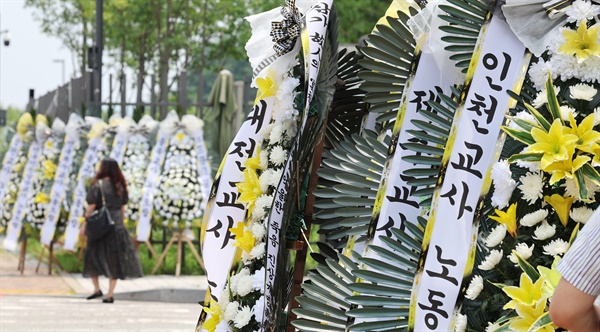 서울 서초 S초등학교 교사가 교내에서 사망한 사실이 알려진 뒤인 지난 20일 오후 세종시 정부세종청사 교육부 앞에 각 교원단체에서 보낸 추모 화환들이 놓여 있다.