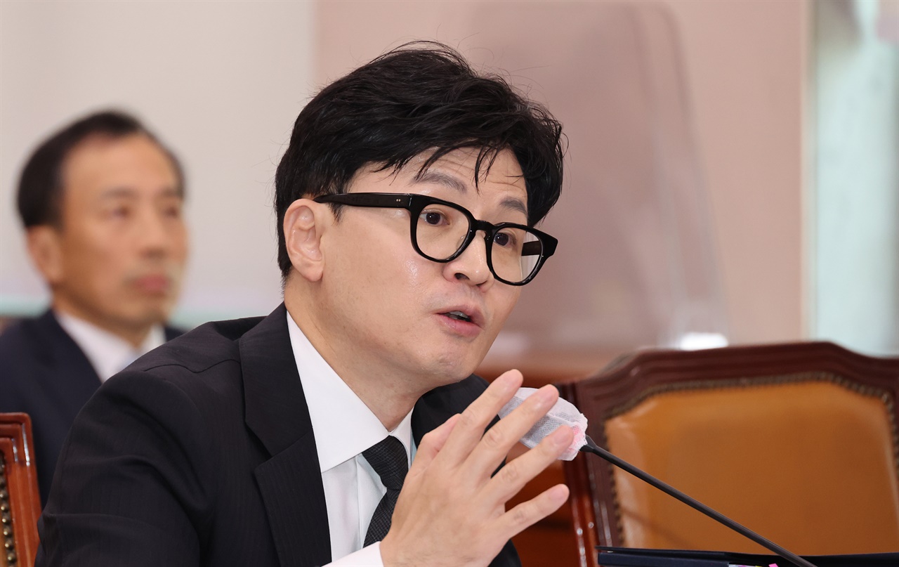 한동훈 법무부 장관이 26일 오전 서울 여의도 국회에서 열린 법사위 전체회의에서 의원 질의에 답변하고 있다.
