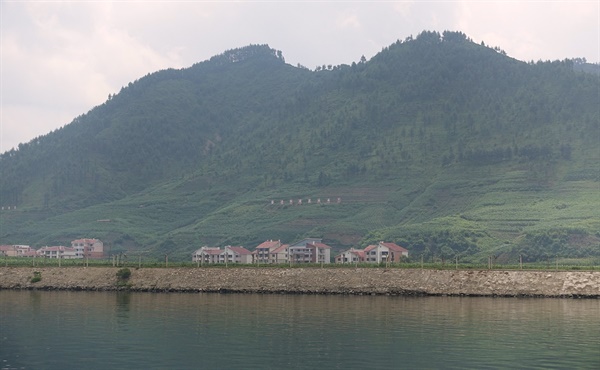 중국-북한 접경지역 압록강 주변에서 보이는 북한 마을 풍경. 현지 가이드 말에 따르면 최근에 3~4년 사이 새롭게 지어진 살림집들이 많다고 한다.