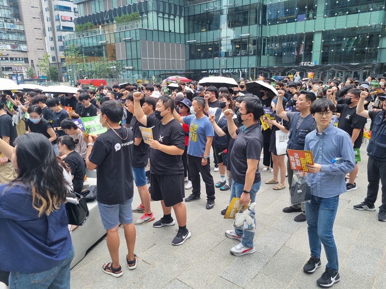 화섬식품노조 카카오지회가 판교역 앞에서 집회를 개최했다.