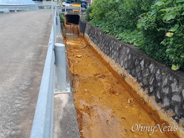  경남 밀양시 부북면에 있는 울산~함양 고속도로 공사 현장에서 나온 시뻘건 흙탕물이 인근 하천에 유입되었다.