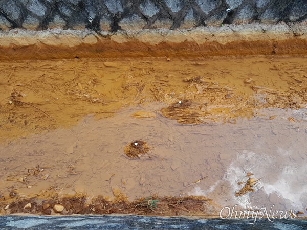  경남 밀양시 부북면에 있는 울산~함양 고속도로 공사 현장에서 나온 시뻘건 흙탕물이 인근 하천에 유입되었다.