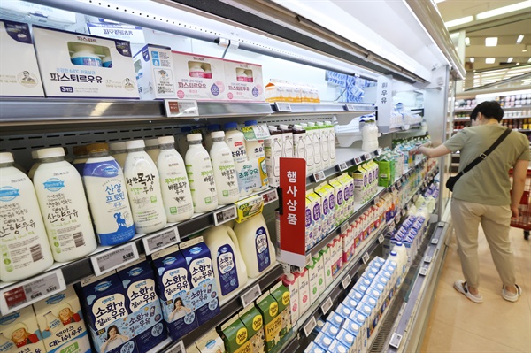 올해 우유 원유 가격이 리터(ℓ)당 88원이 오른다. 원유 가격 인상분 재협상일인 27일 서울의 한 대형마트에 우유가 진열되어 있다.