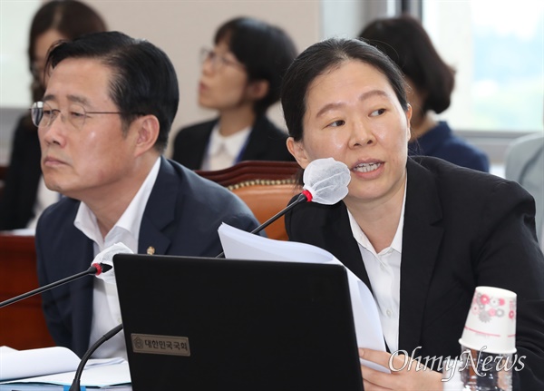 권은희 국민의힘 의원이 28일 서울 여의도 국회에서 열린 교육위원회 전체회의에서 질의하고 있다. 왼쪽은 이태규 의원.