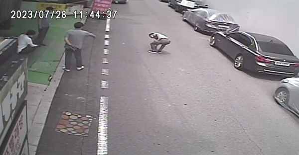 28일 오전 11시 44분께 광주광역시 서구 화정아이파크 철거 현장 앞 도로에 낙하물이 발생하자 주민들이 깜짝 놀랐다가 이내 진정하고 낙하물을 살피고 있다. 주민들이 인근 CCTV를 확보해 제공한 영상을 캡쳐했다.