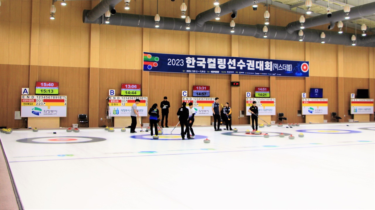  한국컬링선수권대회 믹스더블 대회가 열리고 있는 의정부 컬링경기장의 모습.