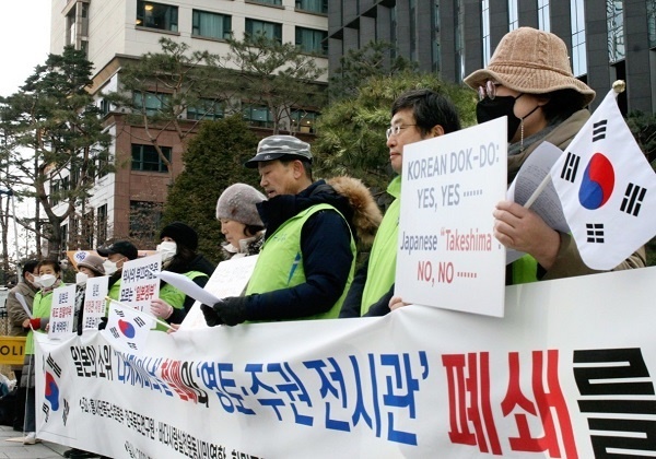 지난 2월 22일 일본의 '다케시마의 날'에 맞춰 흥사단독도수호본부가 옛 일본대사관 앞에서 항의집회를 열고 일본 정부의 거듭된 독도 야욕에 대해 비판했다. 