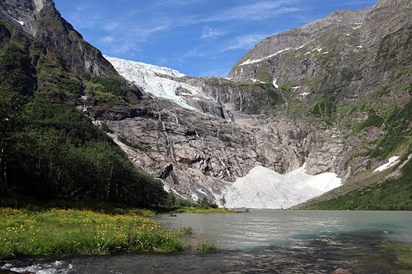 기후변화로 인해 만년설이 녹아 흘러내리는 베이야 빙하 모습.
