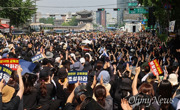 서초구 S초등학교 교사 추모 및 공교육 정상화를 위한 전국교사집회가 29일 오후 서울 경복궁역 부근에서 열렸다.