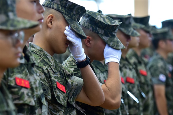 지난 7월 22일 경북 포항 해병대 1사단 체육관인 '김대식관'에서 열린 고 채아무개 상병 영결식에서 해병대원이 눈물을 흘리고 있다. 