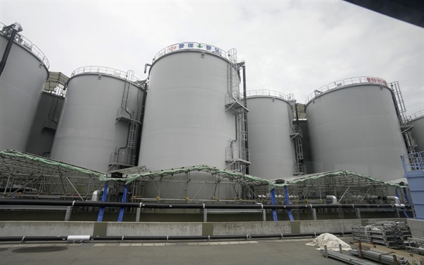 2023년 7월 21일 후쿠시마현 후타바에 있는 도쿄전력(TEPCO)의 후쿠시마 제1 원자력 발전소에서 언론을 대항으로 한 투어가 진행되고 있는 가운데, 오염수 저장 탱크가 줄지어 서 있다. 