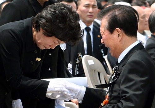 노무현 대통령 장례식장에서 애도 표하다가 오열하고 있다.(2009년 5월 29일)