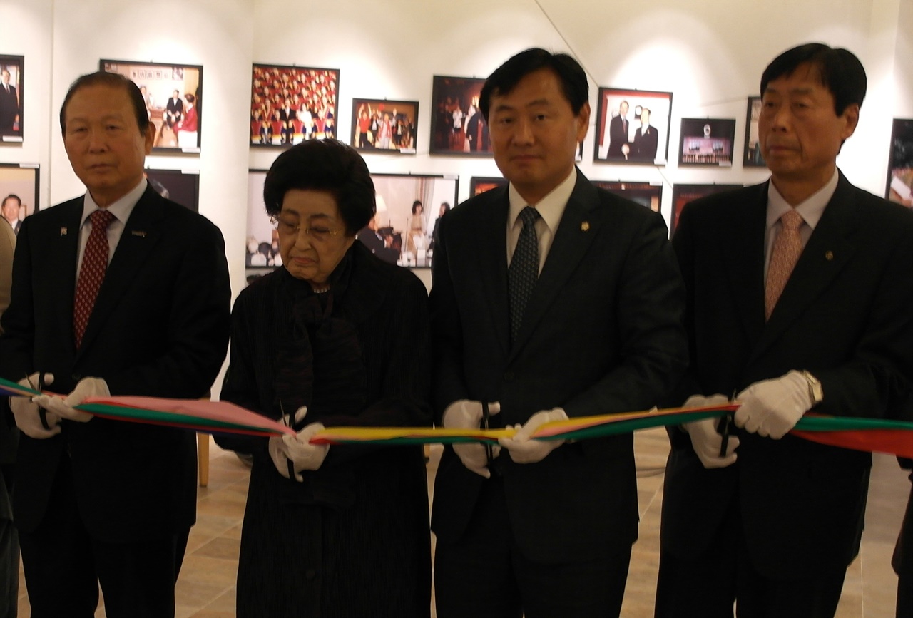 2015 김대중 생애사진전 개막 테이프커팅 하는 이희호 여사(왼쪽에서 두 번째)