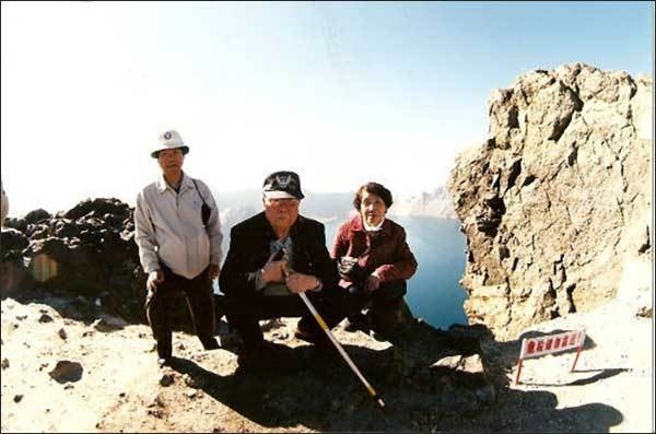 광복군 동지들, 고령에 백두산 정상에 오르다. 왼쪽부터 오상근 광복군(79세), 황갑수 광복군(83세), 오희옥 광복군(77세) 2003년 9월 23일. 