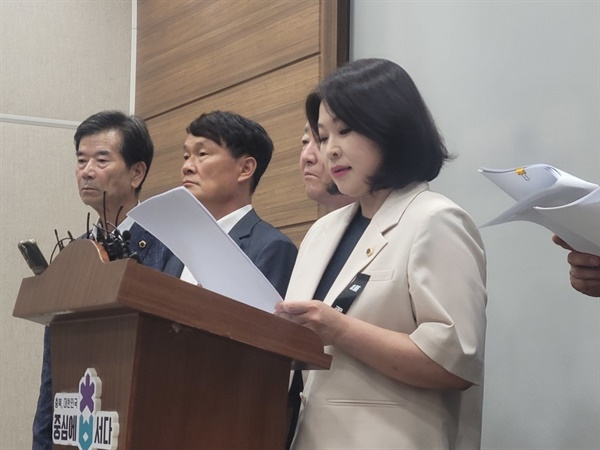 31일 오전 11시 박진희(더불어민주당, 오른쪽) 충북도의원이 도청 브리핑룸에서 기자회견을 열고 있다.