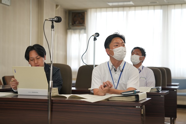 고향납세제 답변을 하는 아사히카와 시 세제과 사토 유시 과장보좌(왼쪽)와 우에다 준페이 주사(오른쪽).
