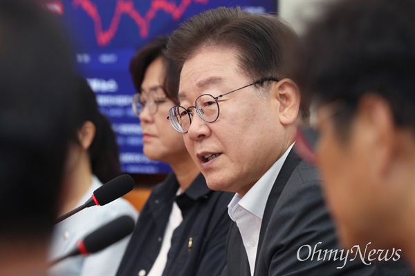 이재명 더불어민주당 대표가 31일 서울 여의도 국회에서 열린 10.29 이태원참사 유가족 간담회에서 발언하고 있다.
