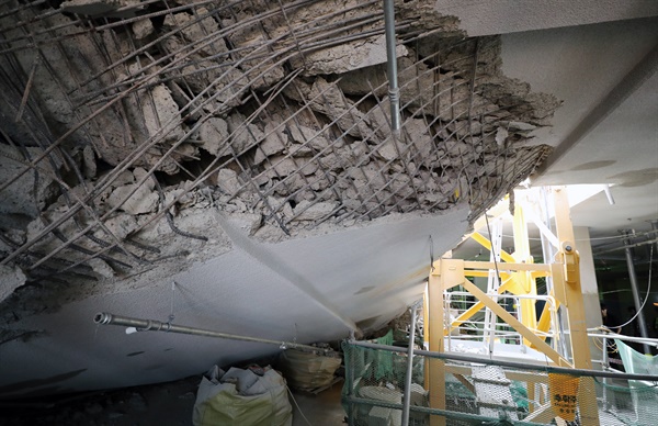 5월 2일 오후 인천시 서구 검단신도시 모 아파트 건설 현장에서 구조물이 파손돼 있다. 이곳에서는 지난 4월 29일 지하 주차장 1∼2층의 지붕 구조물이 무너지는 사고가 발생했다