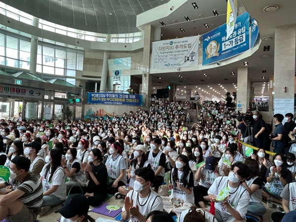 전국보건의료노조 중앙위원들이 참석한 가운데, 31일 부산시 서구 부산대병원에서 19일차 파업 출정식이 열리고 있다.