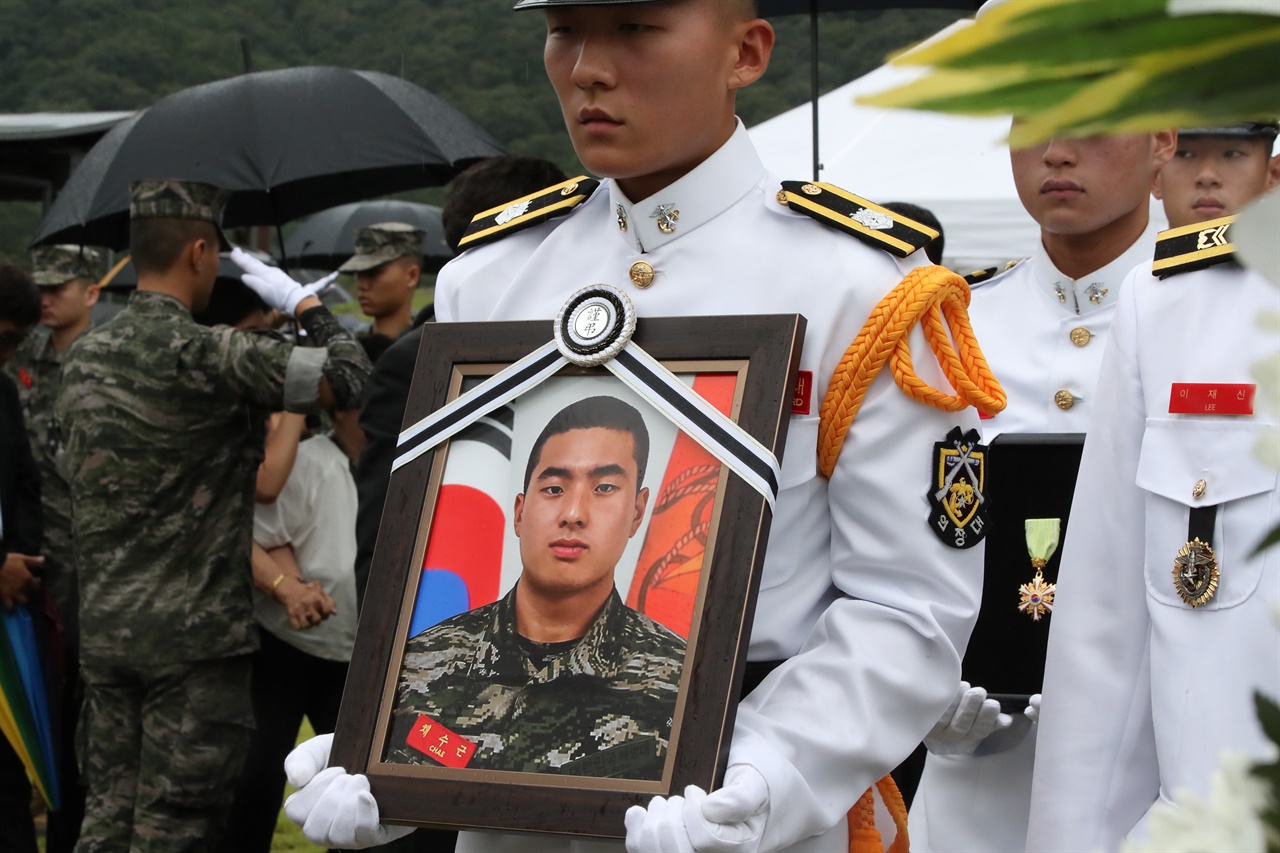  고(故) 채수근 상병의 안장식이 7월 22일 오후 국립대전현충원에서 거행되고 있다. 채 상병은 지난 19일 경북 예천 내성천에서 실종자를 수색하던 중 급류에 휩쓸려 숨졌다