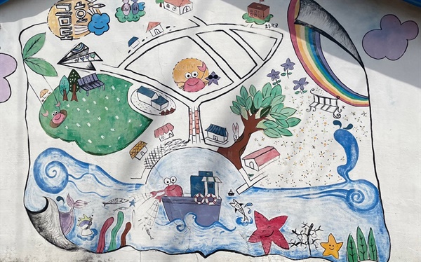 금호도 마을 지도. 섬마을의 건물 벽에 그림으로 그려져 있다.