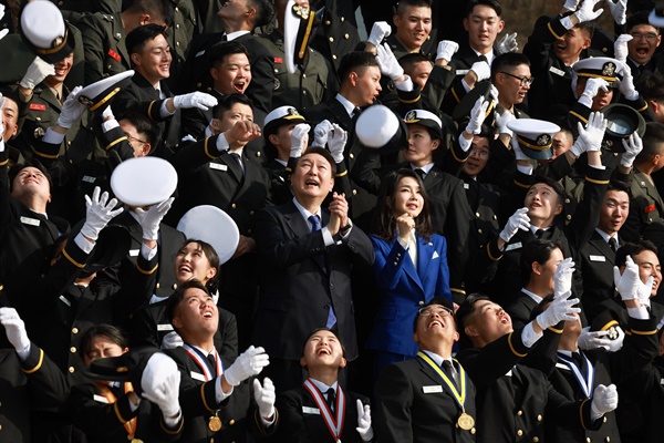 2023년 3월 10일 해군사관학교 제77기 졸업 및 임관식에 참석한 윤석열 대통령과 부인 김건희 여사.
