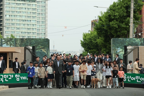  2023년 5월 4일 용산어린이정원 개방 행사에 참석한 윤석열 대통령과 부인 김건희 여사.