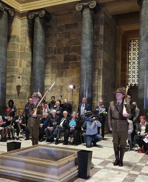 정전70주년 기념 헌화식이 거행되고 있는 멜번 전쟁기념관 내부 