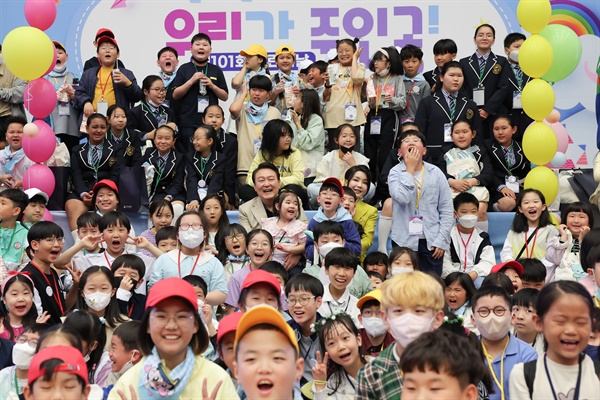 2023년 5월 5일 청와대 연무관에서 열린 어린이날 초청 행사에 참석한 윤석열 대통령과 부인 김건희 여사.