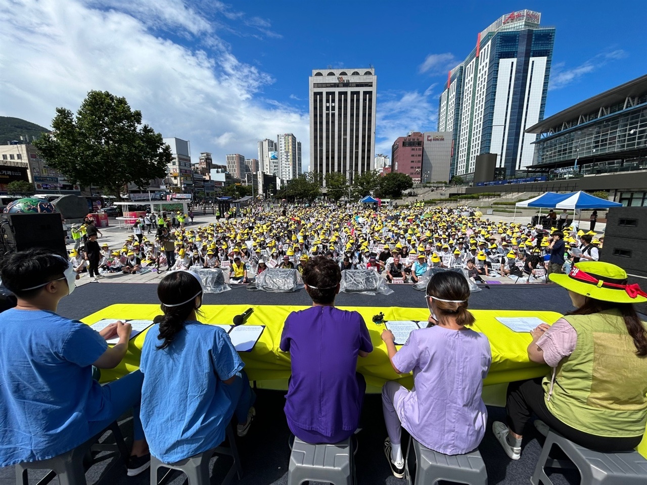 부산대병원지부는 지난 7월 25일 부산역 광장에서 3천여명의 조합원과 함께 불법의료 증언대회를 열었다