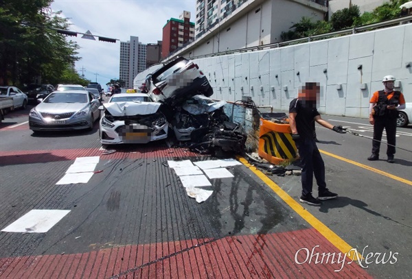  2일 오전 10시 47분경 마산회원구 석전동 석전사거리 인근 도로에서 교통사고 발생.