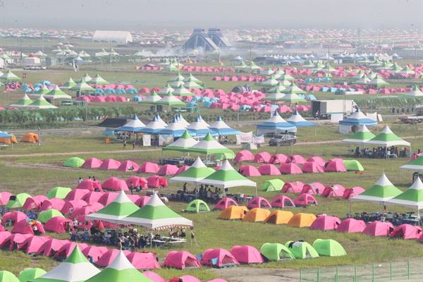 2023 새만금 세계스카우트잼버리 개영식이 열리는 2일 전북 부안군 하서면 야영장에 참가자들이 머물 텐트가 설치돼 있다.