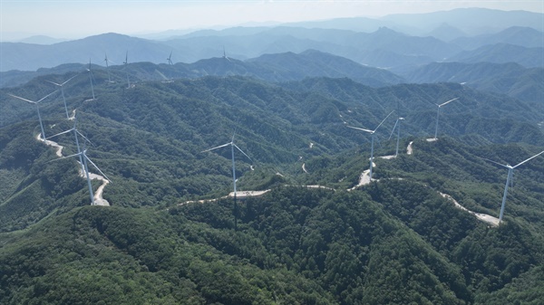 경북 봉화 오미산에 들어선 풍력 발전기 14기가 도열해 있다.