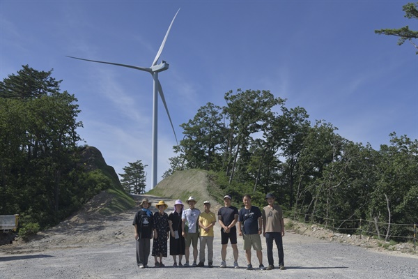풍력발전기 앞에 선 대구환경운동연합 운영위원들