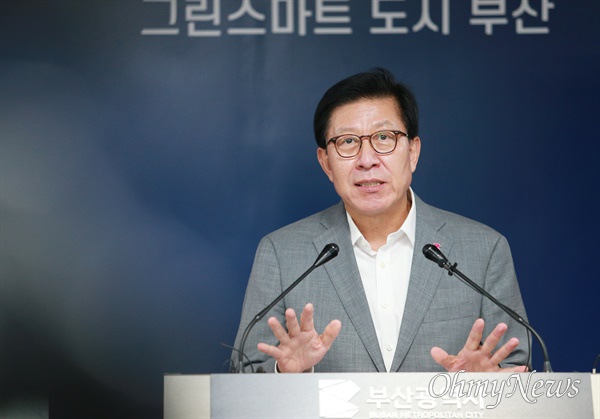 박형준 부산시장이 3일 부산시청 9층 기자회견장에서 55보급창 이전과 북항3단계 개발계획을 발표하고 있다.