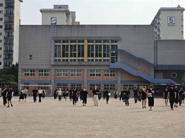 지난 7월 20일 고인을 추모하기 위해 서울 S초를 찾은 교사들.