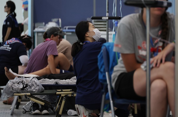 3일 오후 전북 부안군 새만금 세계스카우트 잼버리 야영지 내 잼버리 병원에서 의료진이 환자를 살피고 있다.