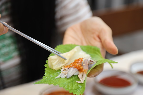  전어회를 깻잎에 싸서 먹으면 맛이 일품이다.(사진=뉴스사천DB)