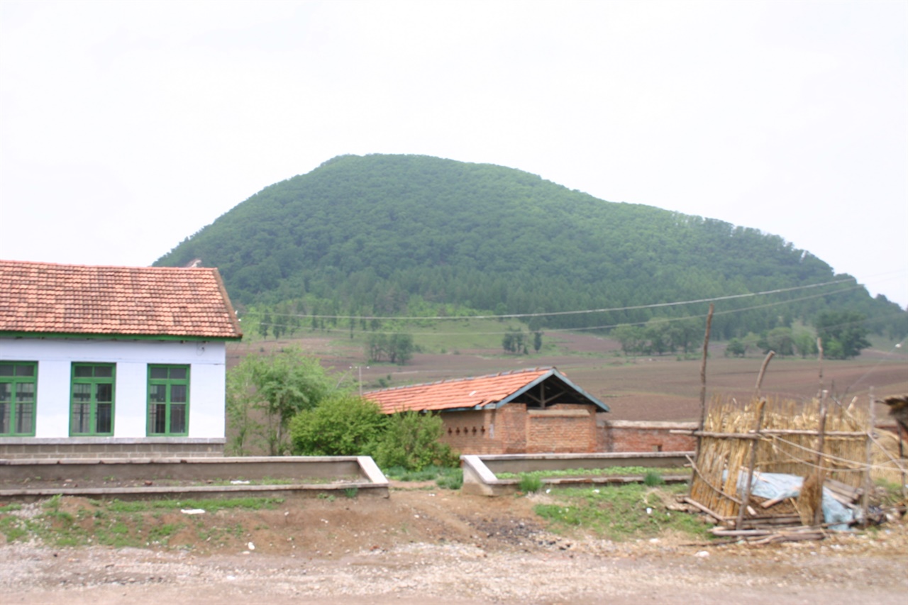 유하현 삼원포에 최초 동포 교육기간 경학사 옛 터, 뒷산은 대고산