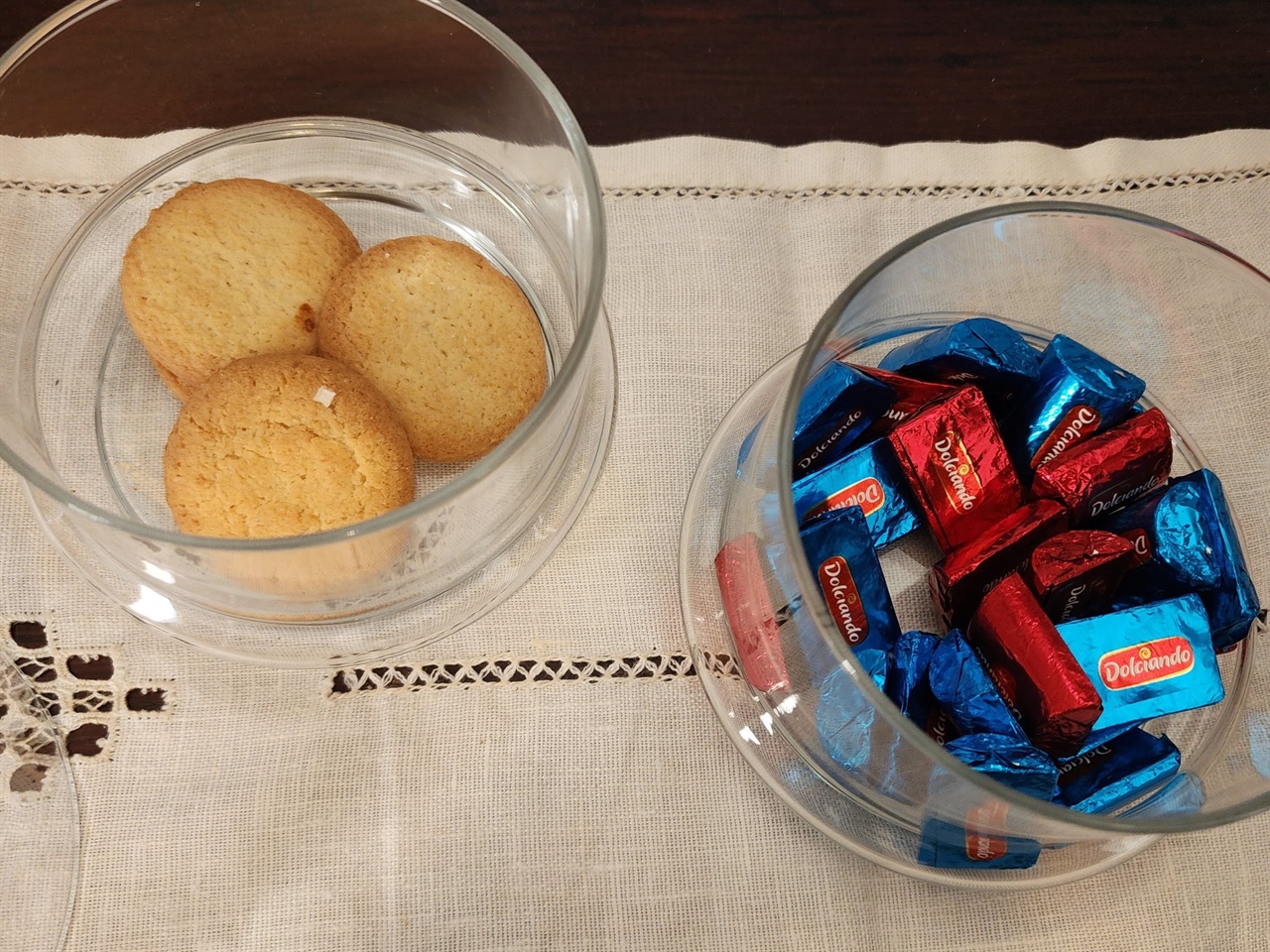 현관문을 들어서면 코나 테이블에 쿠키와 초콜릿이 손님을 반긴다.