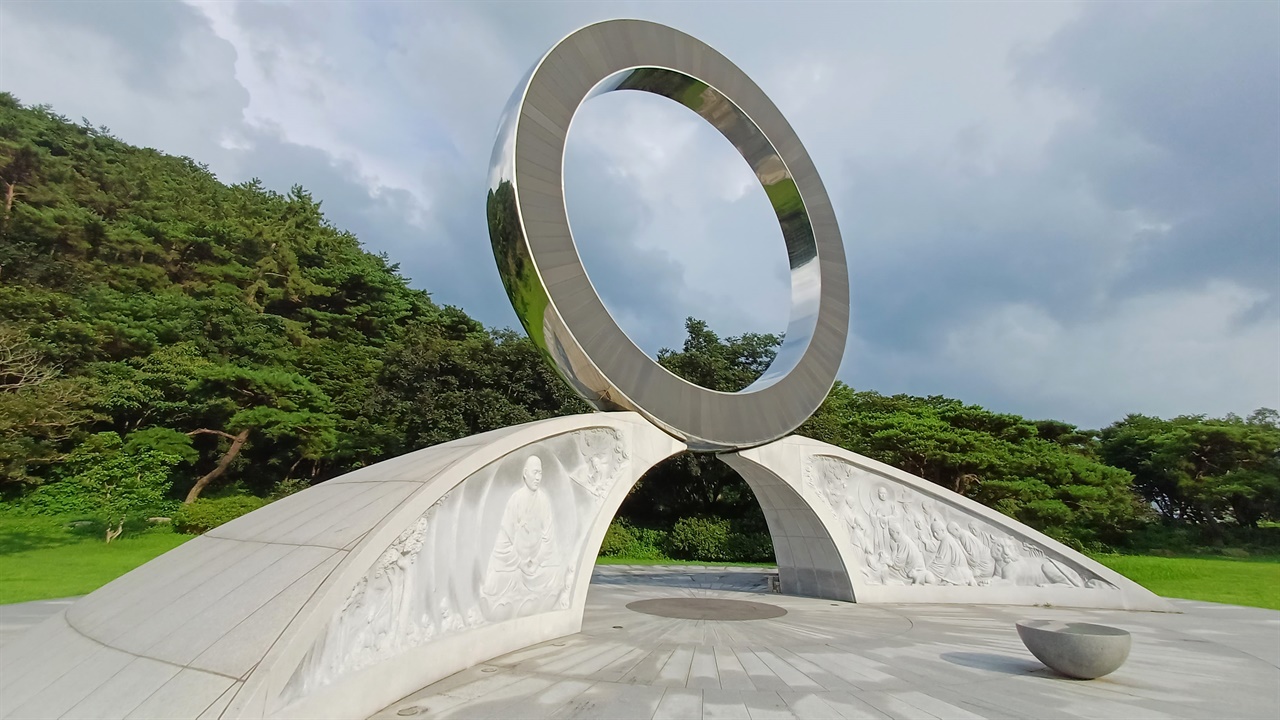 소태산 박중빈의 대각 터에 세워진 일원상. 세상의 모든 진리가 하나로 통한다는 의미를 담고 있다.
