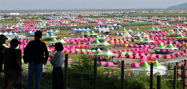 시민들이 4일 전북 부안군 잼버리공원에서 2023 새만금 세계스카우트잼버리 야영장을 구경하고 있다.