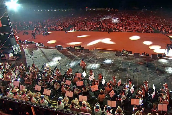 전북의 초·중·고등학생으로 구성된 관악단이 2일 오후 전북 부안 새만금에서 열린 세계스카우트 잼버리 개영식(개막식)에서 축하공연을 하고 있다.