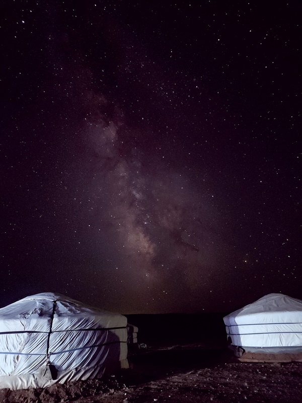 몽골텐드 게르 위로 은하수의 향연이 밤하늘을 수놓고 있다.