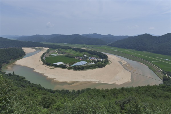 내성천이의 아름다움과 가치를 가장 집약적으로 보여주는 명소인 2023년 8월 현재 회룡포의 모습. 모래봍이 눈에 띄게 돌아왔다. 이번 홍수의 영향이다 